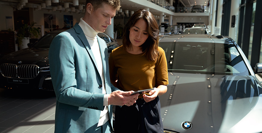 Un collaborateur BMW conseille une cliente. Un collaborateur BMW conseille une cliente.