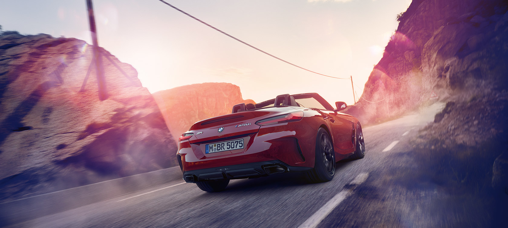 La BMW Z4 Roadster roule dans un paysage de montagnes La BMW Z4 Roadster roule dans un paysage de montagnes