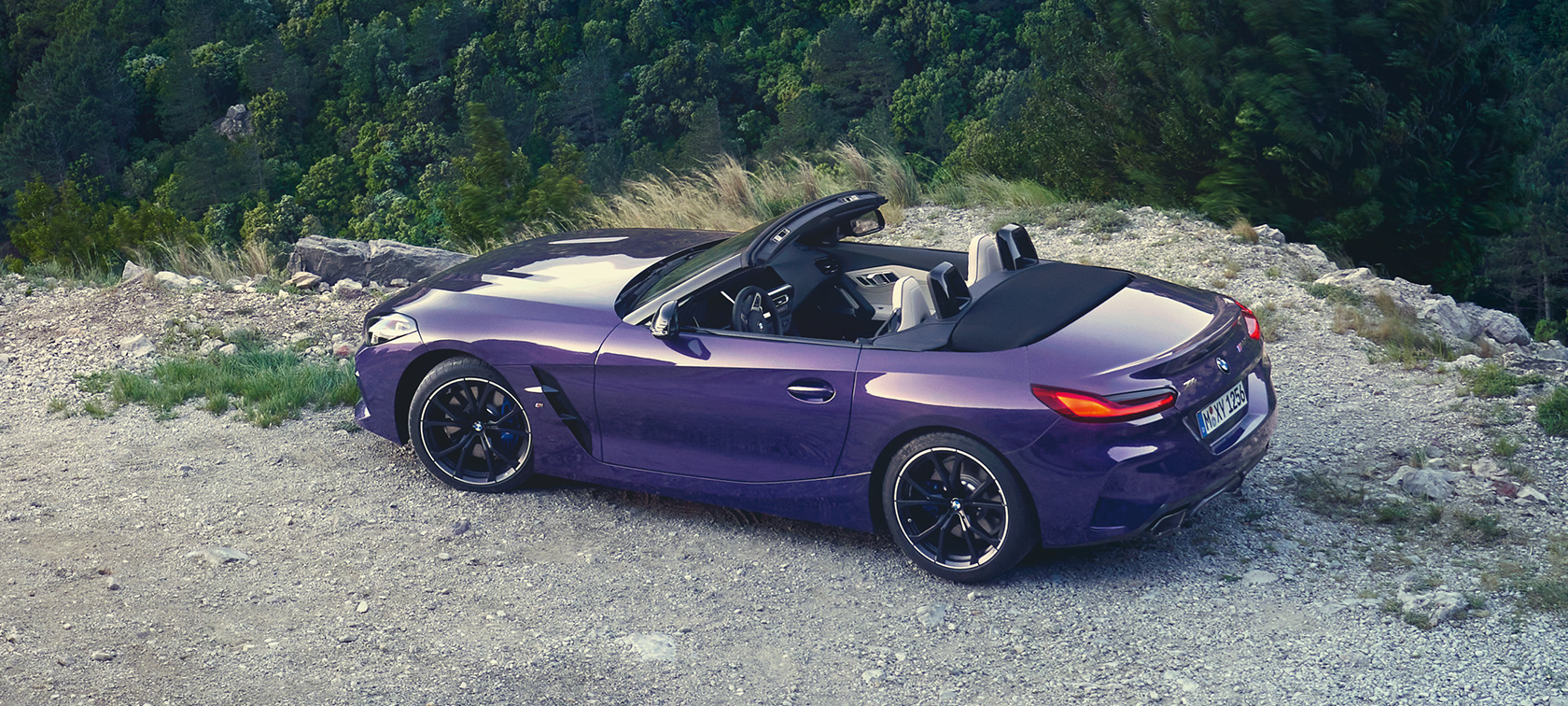 BMW Z4 G29 Thundernight Extérieur Vue en plongée de la BMW Z4 Roadster (G29) vue de trois quarts arrière en mouvement