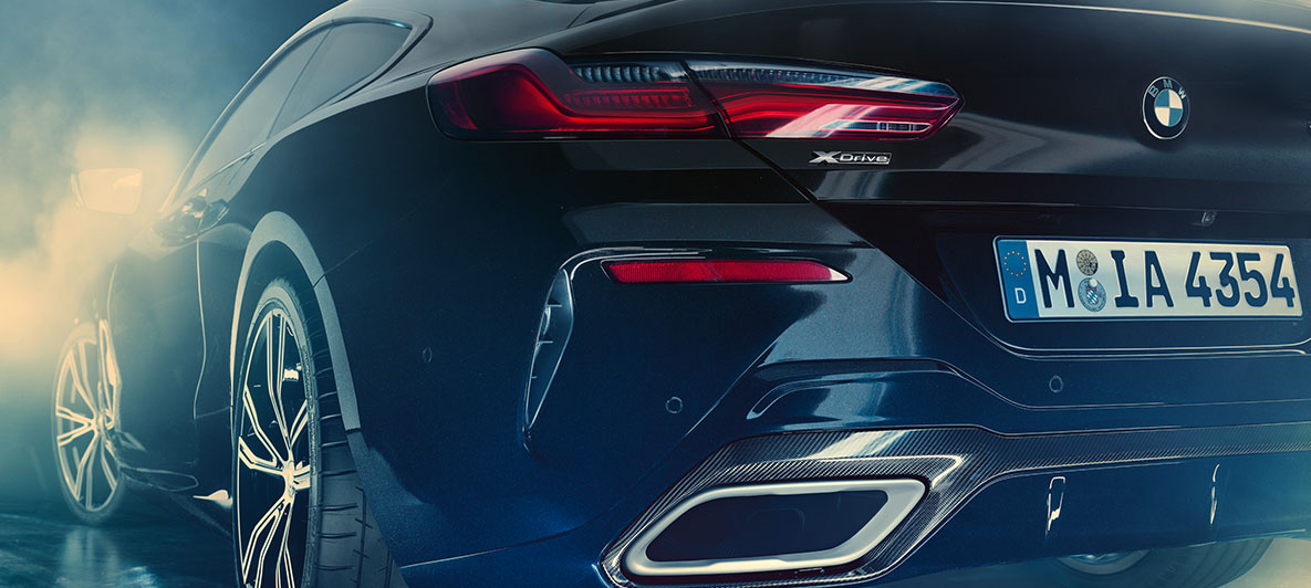 BMW Individual M850i NIGHT SKY, trois quarts arrière Vue en gros plan de la poupe de la BMW Individual M850i NIGHT SKY
