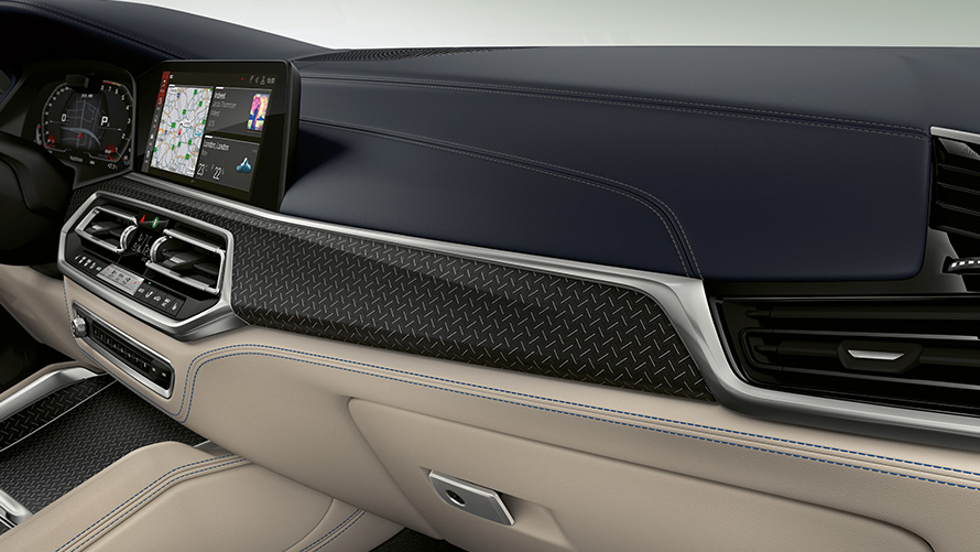 Bois noble BMW Individual Fineline Schwarz avec incrustations en aluminium gros plan