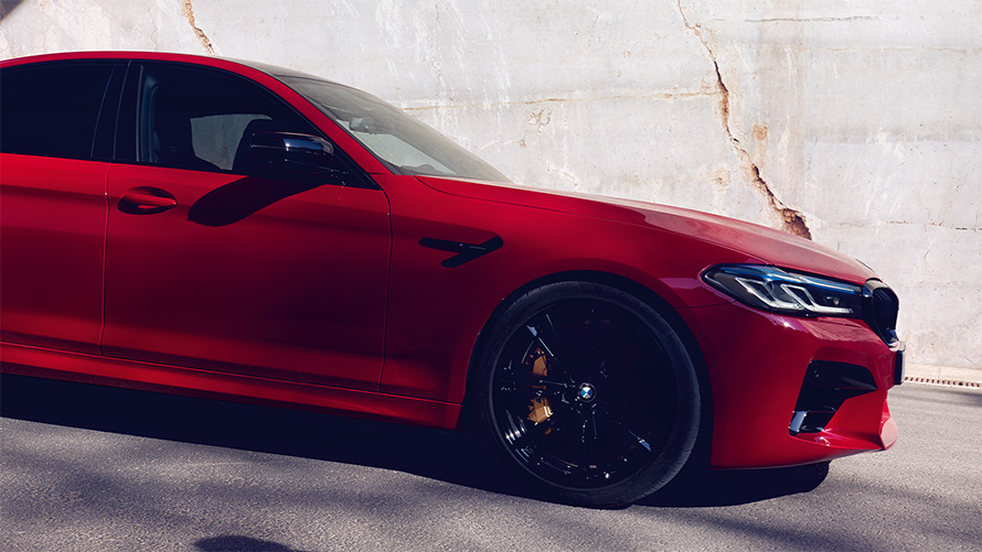 BMW M5 Competition F90 2018 BMW Individual Imola Rot vue de profil à l’arrêt