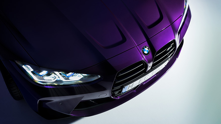 BMW M4 Competition Coupé G82 2021 BMW Individual Thundernight metallic vue trois quarts avant fond perdu vue du haut gros plan BMW M4 Competition Coupé G82 2021 BMW Individual Thundernight metallic vue trois quarts avant fond perdu vue du haut gros plan