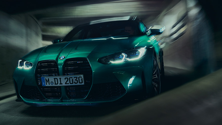 BMW M3 Competition Berline G80 2021 BMW Individual Isle of Man Gün metallic vue de trois quarts avant roulant dans un virage BMW M3 Competition Berline G80 2021 BMW Individual Isle of Man Gün metallic vue de trois quarts avant roulant dans un virage