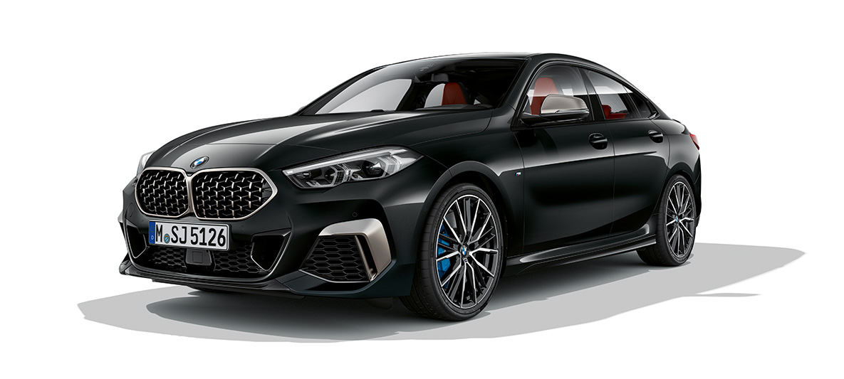 BMW M235i xDrive Gran Coupé, vue de trois quarts avant BMW M235i xDrive Gran Coupé 2021 Black Sapphire metallic F44, vue de trois quarts avant