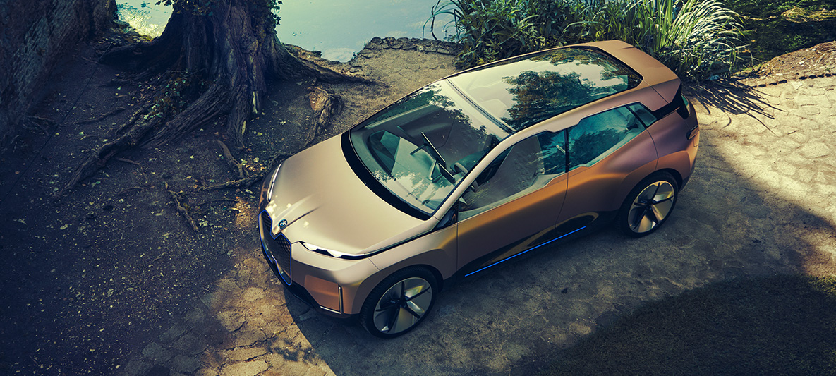 Vue du dessus d'une BMW Vision iNEXT Vue du dessus d'une BMW Vision iNEXT sur une rive à côté d'un arbre