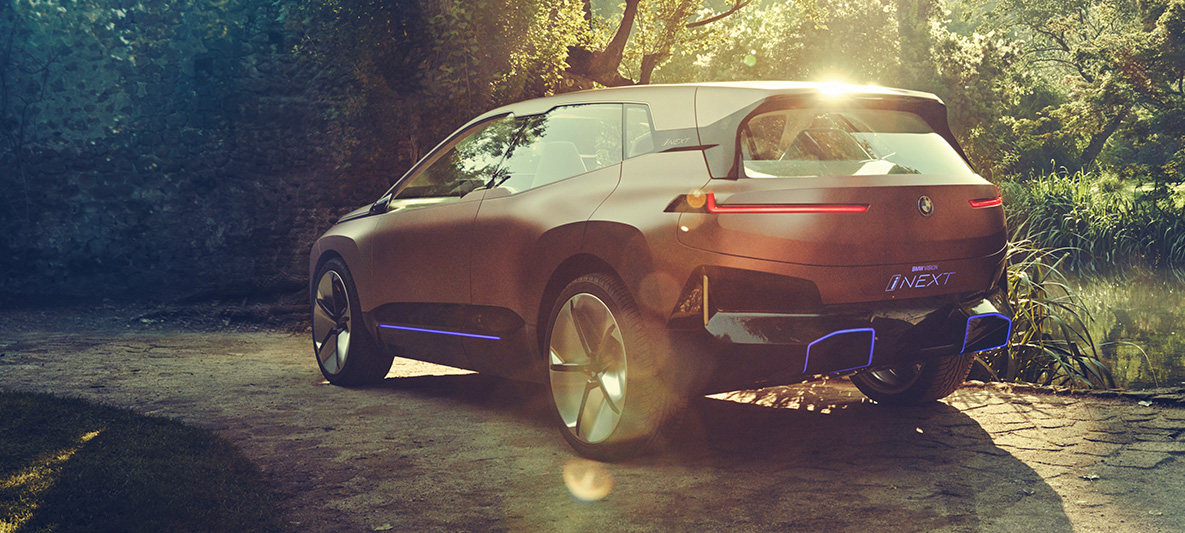 Prise de vue arrière de la BMW Vision iNEXT Prise de vue arrière de la BMW Vision iNEXT baignant dans le soleil d'une clairière