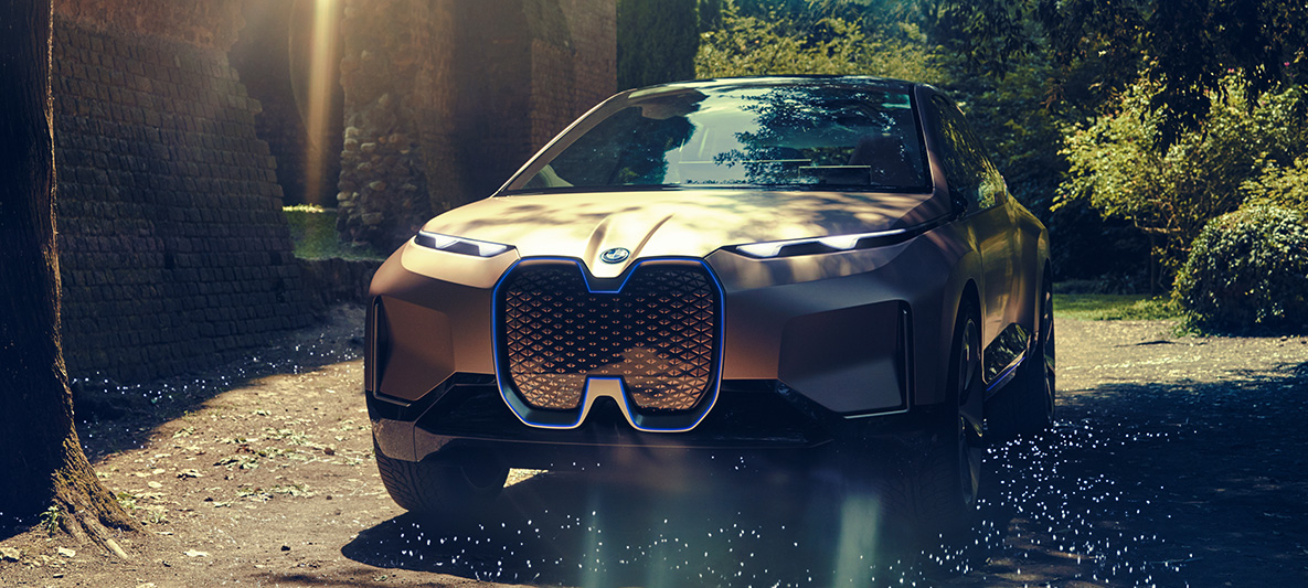 Prise de vue frontale de la BMW Vision iNEXT Prise de vue frontale de la BMW Vision iNEXT dans un chemin d'habitation
