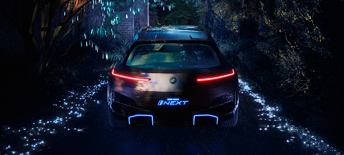 Prise de vue arrière de la BMW Vision iNEXT Prise de vue arrière de la BMW Vision iNEXT, feux arrière rouges de nuit