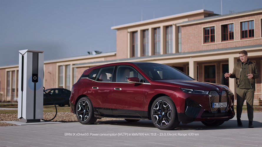 Véhicules électriques BMW – recharge de la BMW iX sur une borne publique en vidéo Véhicules électriques BMW – recharge de la BMW iX sur une borne publique en vidéo