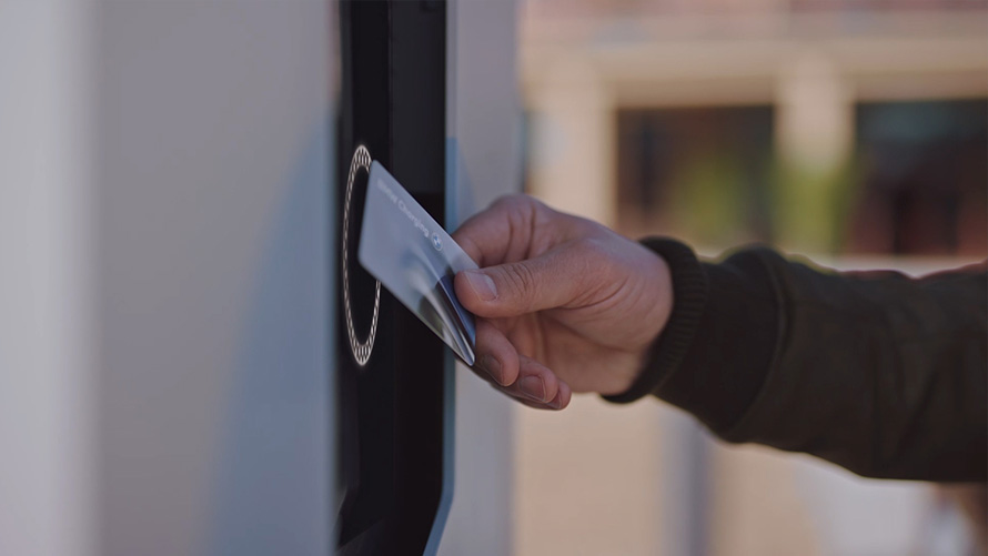 Véhicules électriques BMW – recharge rapide de la BMW iX sur une borne publique en vidéo Véhicules électriques BMW – recharge rapide de la BMW iX sur une borne publique en vidéo