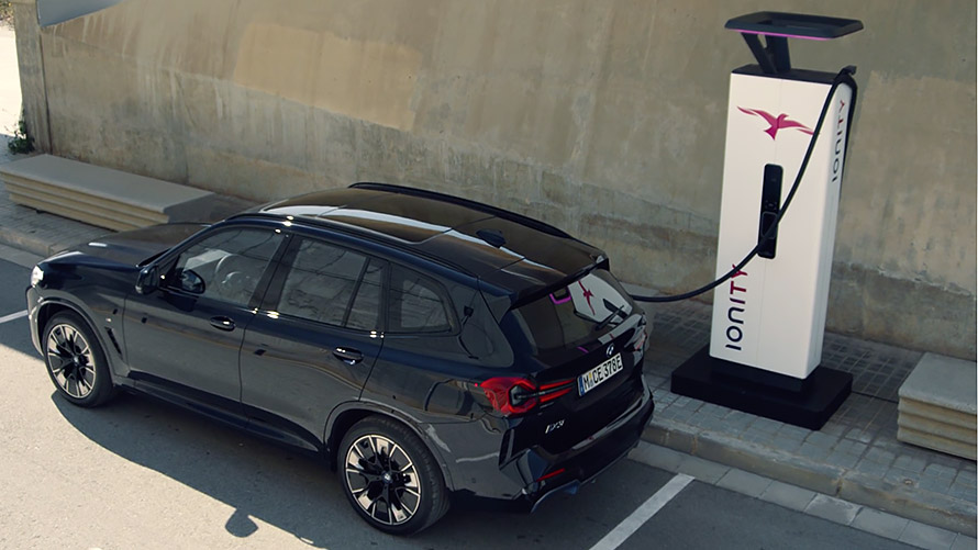Véhicules électriques BMW – recharge rapide de la BMW iX3 sur une borne publique en vidéo Véhicules électriques BMW – recharge rapide de la BMW iX3 sur une borne publique en vidéo