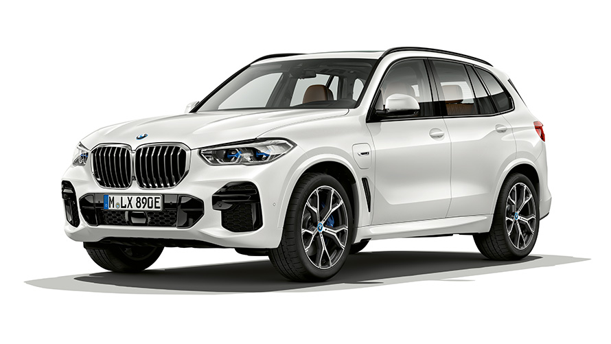BMW X5 xDrive50e PHEV car three-quarter front view BMW X5 xDrive50e PHEV car studio shot three-quarter front view