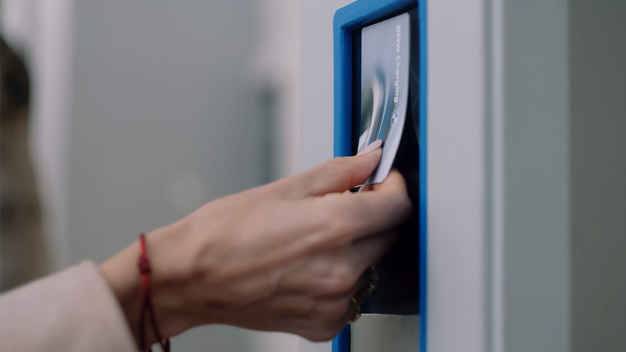 Hybrides Rechargeables BMW : BMW X3 xDrive30e – câble de recharge Flexible Fast Charger en vidéo