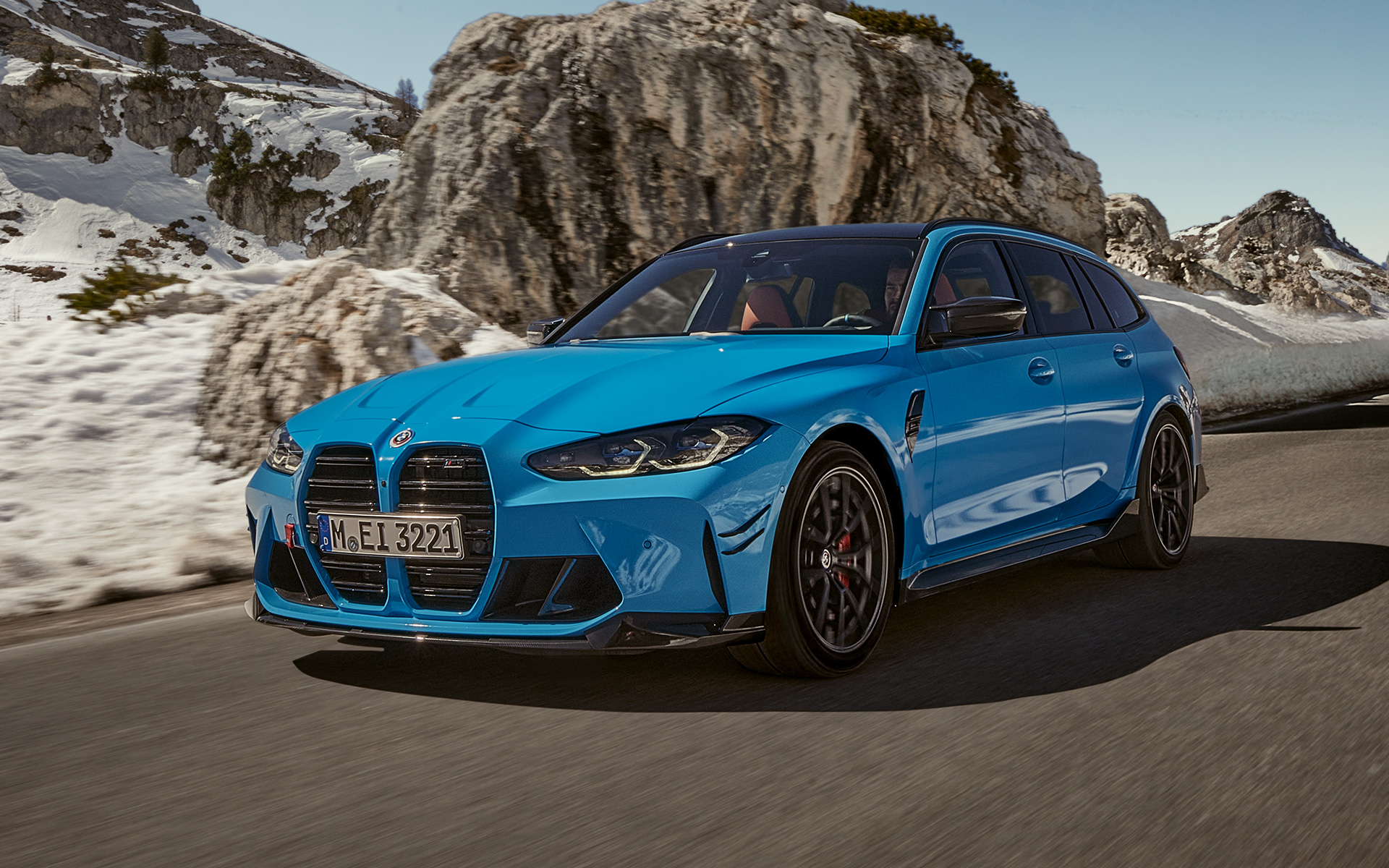 BMW M3 Touring G81 BMW M Performance Parts vue de trois quarts avant en mouvement BMW M3 Touring G81 BMW M Performance Parts vue de trois quarts avant en mouvement devant un paysage de montagnes