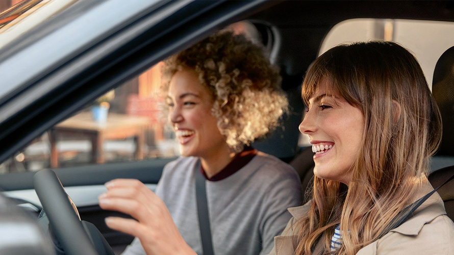 Le plaisir de conduire avec le service BMW Deux femmes se réjouissent à bord de leur BMW