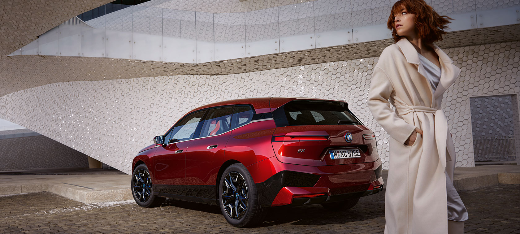 BMW iX i20 2021 SUV électrique BMW iX xDrive50 Aventurinrot devant le littoral