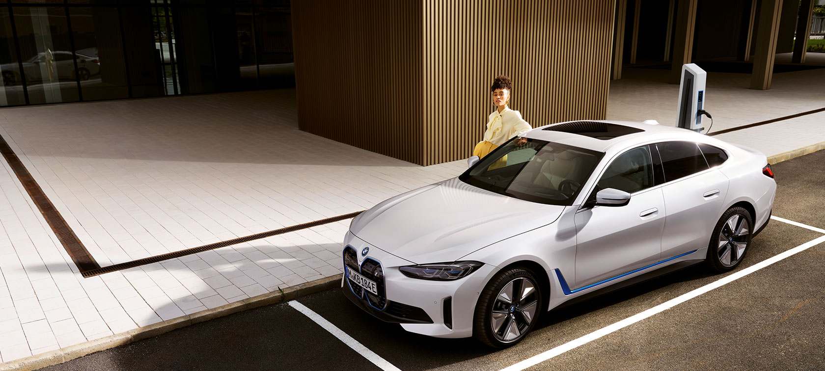BMW i4 eDrive40 G26 2021 Mineralweiß vue de profil à l’arrêt 