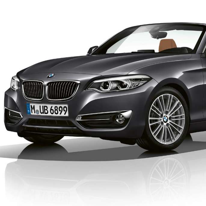 BMW Série 2 Cabrio, Modèle Luxury, vue de trois quarts face BMW Série 2 Cabrio, Modèle Luxury, vue de trois quarts face