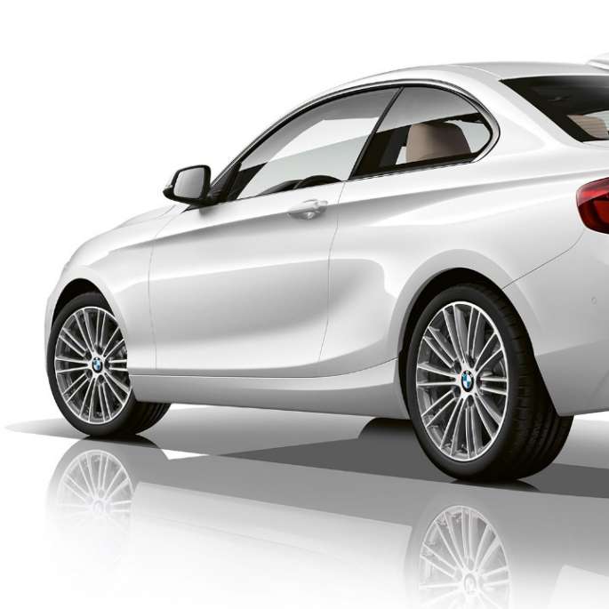 BMW Série 2 Coupé, Modèle Luxury, vue de trois quarts de la poupe BMW Série 2 Coupé, Modèle Luxury, vue de trois quarts de la poupe