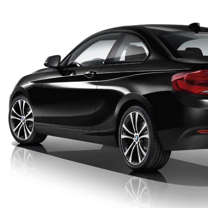 BMW Série 2 Coupé, Modèle Sport, vue de trois quarts de la poupe BMW Série 2 Coupé, Modèle Sport, vue de trois quarts de la poupe