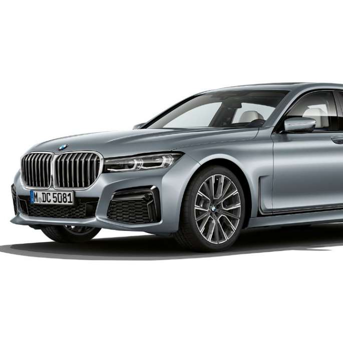 Vue de trois quarts avant d’une BMW Série 7 Berline avec Kit M Sport Vue de trois quarts avant d’une BMW Série 7 Berline grise avec Kit M Sport