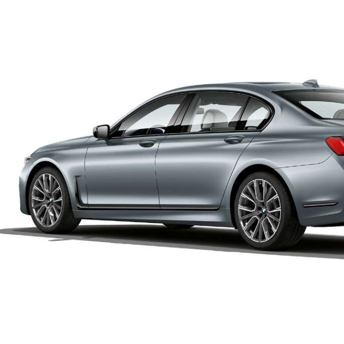 Vue de trois quarts arrière d’une BMW Série 7 Berline avec Kit M Sport Vue de trois quarts arrière d’une BMW Série 7 Berline grise avec Kit M Sport