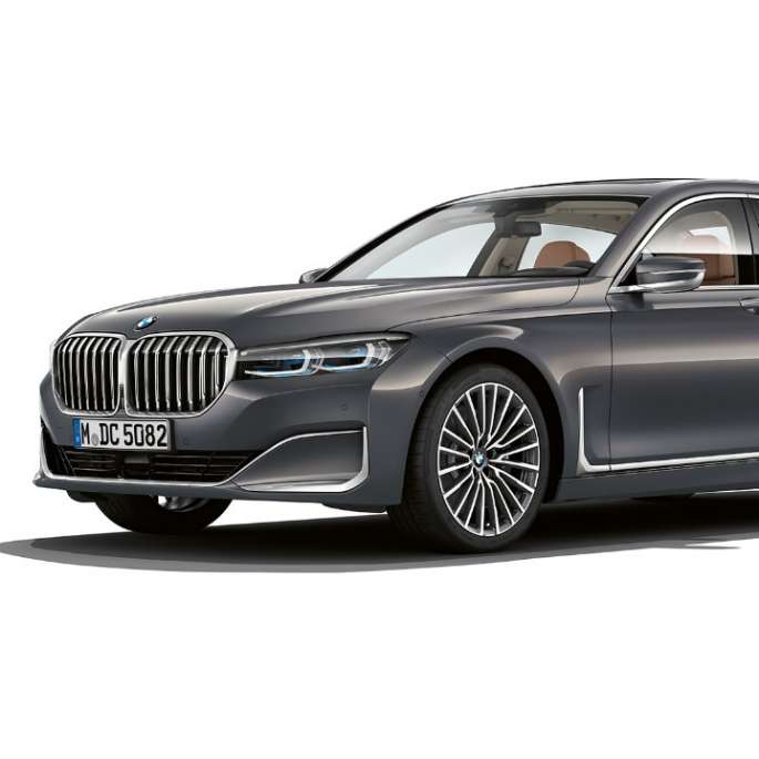 Vue de trois quarts avant d’une BMW Série 7 Berline en design extérieur Pure Excellence Vue de trois quarts avant d’une BMW Série 7 Berline grise en design extérieur Pure Excellence