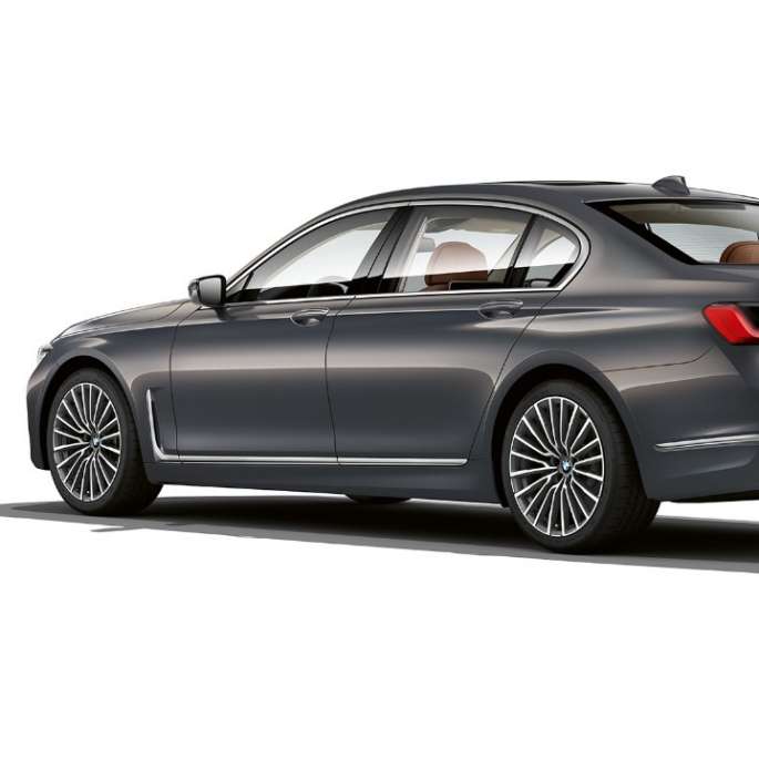 Vue de trois quarts arrière d’une BMW Série 7 Berline en design extérieur Pure Excellence Vue de trois quarts arrière d’une BMW Série 7 Berline grise en design extérieur Pure Excellence