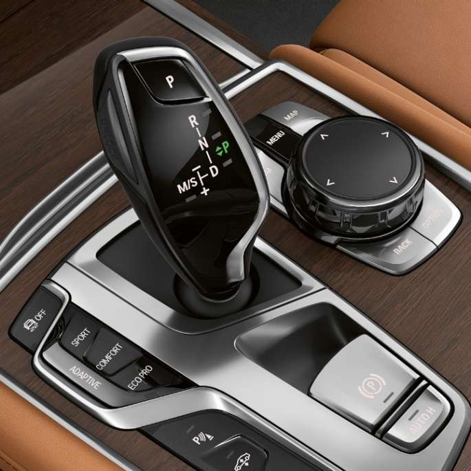 BMW Série 7 Berline en design extérieur Pure Excellence, levier de changement de vitesse BMW Série 7 Berline en design extérieur Pure Excellence : vue en gros plan du levier de changement de vitesse