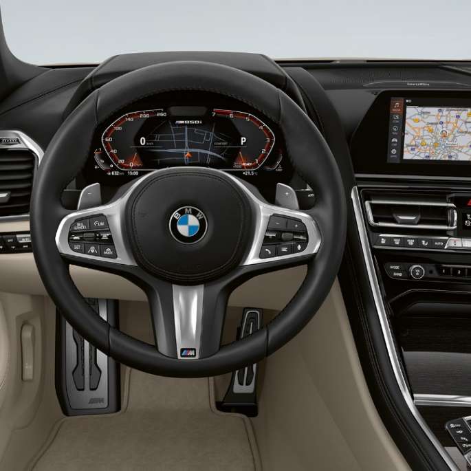 BMW M850i xDrive, Dravitgrau metallic, poste de conduite avec volant M en cuir. BMW M850i xDrive, Dravitgrau metallic, poste de conduite avec volant M en cuir.
