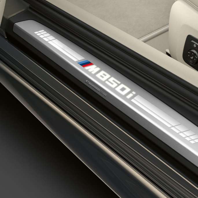 BMW M850i xDrive, Dravitgrau metallic, seuils de porte. BMW M850i xDrive, Dravitgrau metallic, seuils de porte.