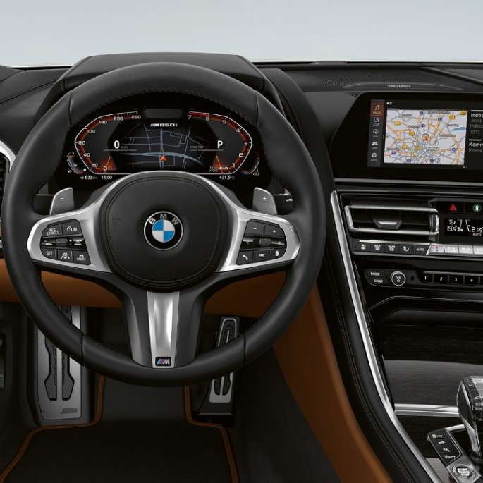 BMW M850i xDrive, Mineralweiß metallic, poste de conduite avec volant M en cuir. BMW M850i xDrive, Mineralweiß metallic, poste de conduite avec volant M en cuir.