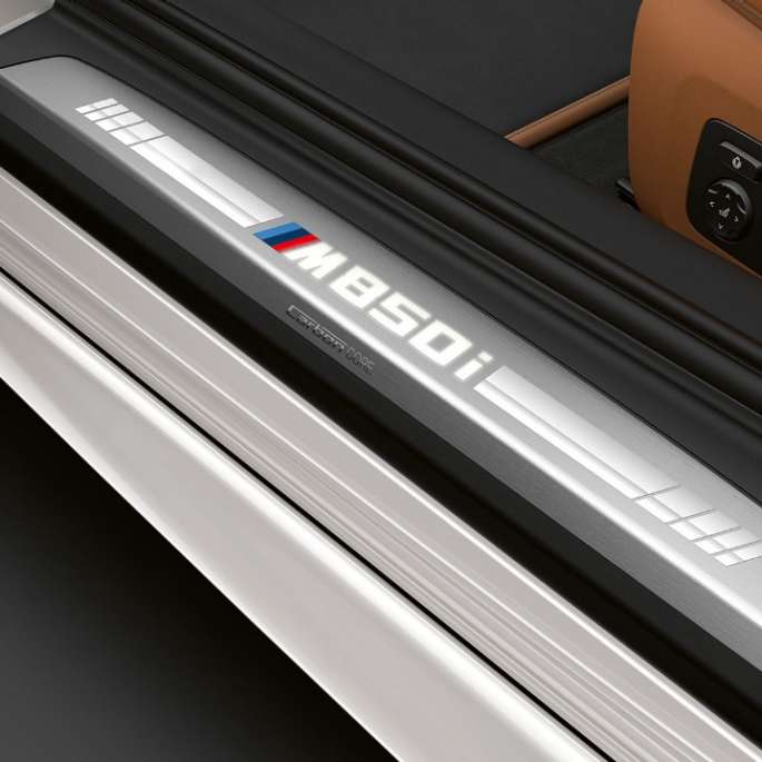 BMW M850i xDrive, Mineralweiß metallic, seuils de porte. BMW M850i xDrive, Mineralweiß metallic, seuils de porte.