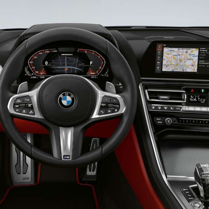 BMW M850i xDrive, Carbonschwarz metallic, poste de conduite avec volant M en cuir. BMW M850i xDrive, Carbonschwarz metallic, poste de conduite avec volant M en cuir.