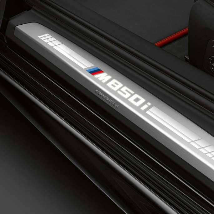BMW M850i xDrive, Carbonschwarz metallic, seuils de porte. BMW M850i xDrive, Carbonschwarz metallic, seuils de porte.