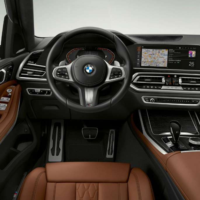 BMW X7, poste de conduite du Kit M Sport Gros plan de face du poste de conduite côté conducteur de la BMW X7, dotée de l’équipement du Kit M Sport