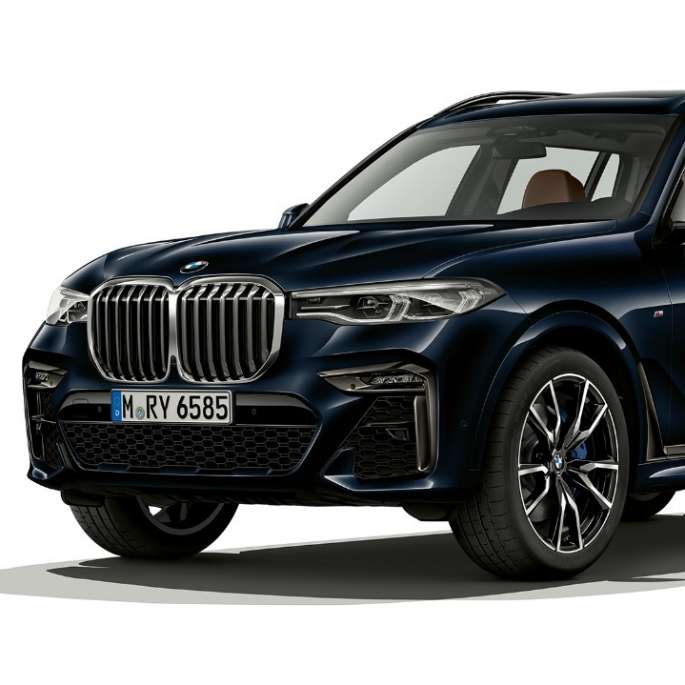 BMW X7 Kit M Sport Vue en studio de trois quarts avant de la BMW X7 en Kit M Sport