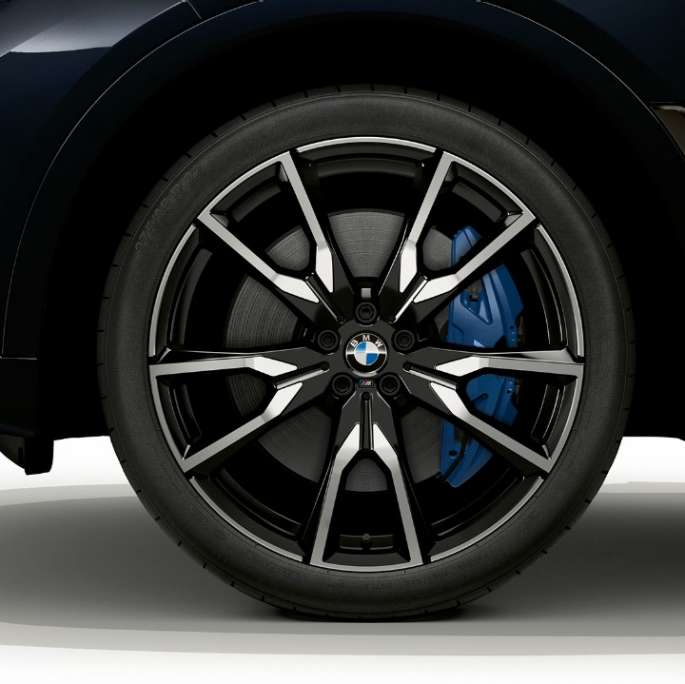 BMW X7, jante en alliage léger du Kit M Sport Gros plan d’une jante en alliage léger de la BMW X7 en Kit M Sport