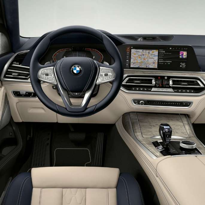 BMW X7, poste de conduite en design Pure Excellence Gros plan de face du poste de conduite côté conducteur de la BMW X7, dotée de l’équipement du design Pure Excellence
