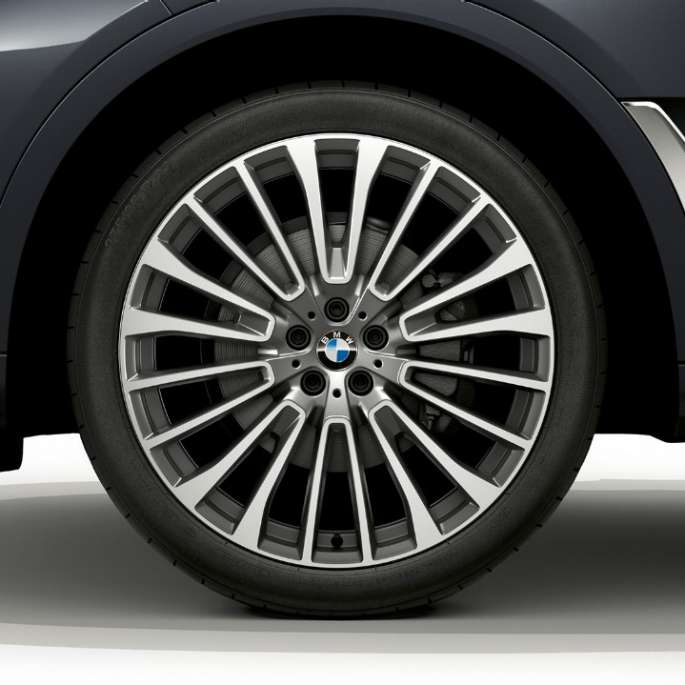 BMW X7, jante en alliage léger en design Pure Excellence Gros plan d’une jante en alliage léger de la BMW X7 avec l’équipement du design Pure Excellence