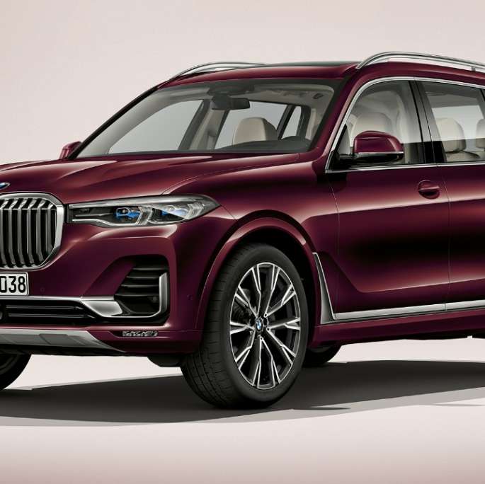 BMW X7 BMW Individual X7 40i xDrive Vue en studio de trois quarts avant de la BMW X7 en version BMW Individual X7 40i xDrive