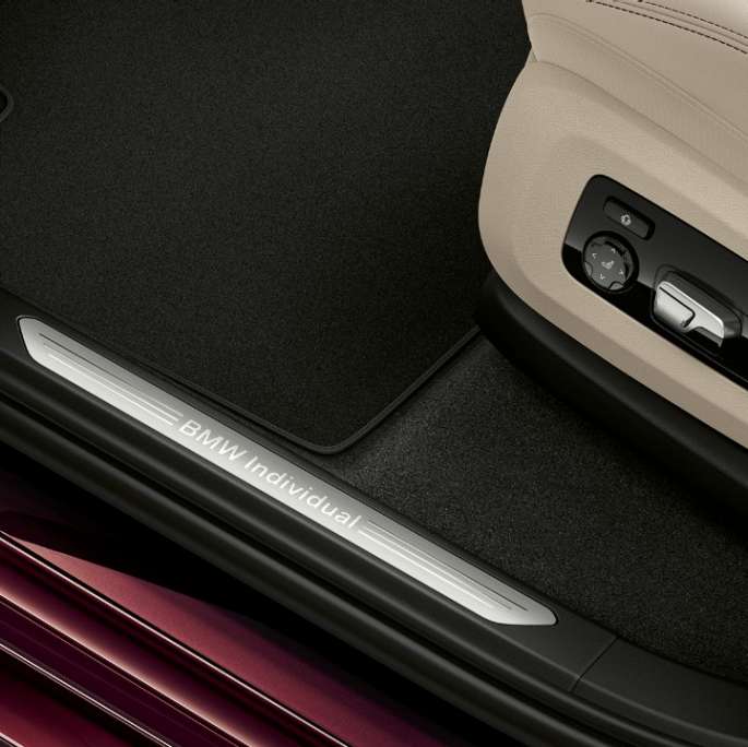 BMW X7, seuil de porte BMW Individual X7 40i xDrive Vue en gros plan d’un seuil de porte de la BMW X7 dotée de l’équipement BMW Individual X7 40i xDrive