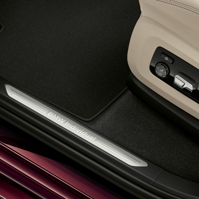 BMW X7, seuil de porte BMW Individual X7 40i xDrive Vue en gros plan d’un seuil de porte de la BMW X7 dotée de l’équipement BMW Individual X7 40i xDrive