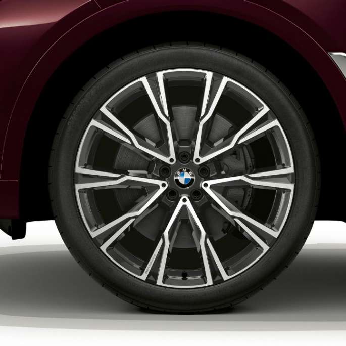 BMW X7, jante en alliage léger BMW Individual X7 40i xDrive Vue en gros plan d’une jante en alliage léger de la BMW X7 dotée de l’équipement BMW Individual X7 40i xDrive