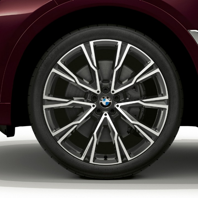 BMW X7, jante en alliage léger BMW Individual X7 40i xDrive Vue en gros plan d’une jante en alliage léger de la BMW X7 dotée de l’équipement BMW Individual X7 40i xDrive