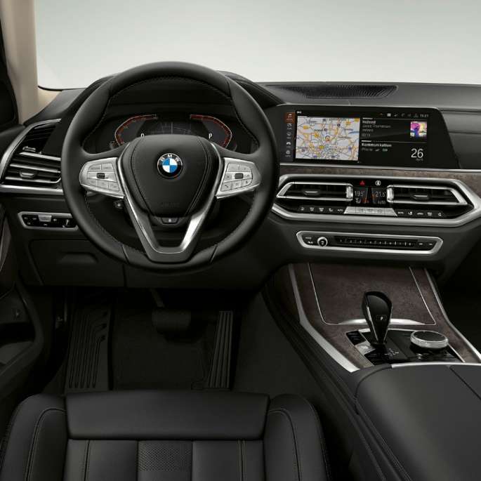 BMW X7, poste de conduite du modèle de base Gros plan de face du poste de conduite côté conducteur de la BMW X7 dotée de l’équipement du modèle de base