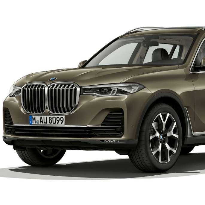BMW X7 Vue en studio, de trois quarts avant de la BMW X7 en Vermontbronze