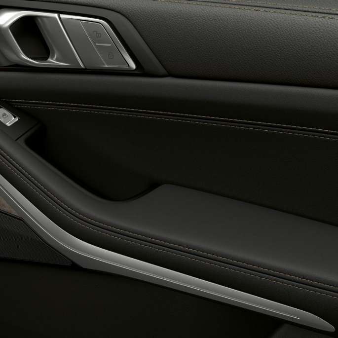 BMW X7, face intérieure de portière du modèle de base. Gros plan d'une portière intérieure de la BMW X7 de l’équipement du modèle de base
