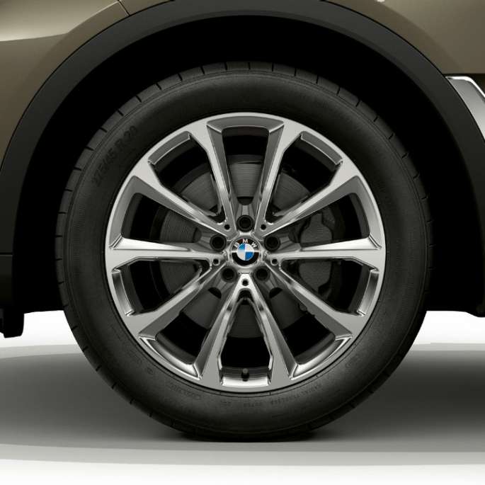 BMW X7, jante en alliage léger du modèle de base Gros plan d’une jante en alliage léger de la BMW X7 de l’équipement du modèle de base